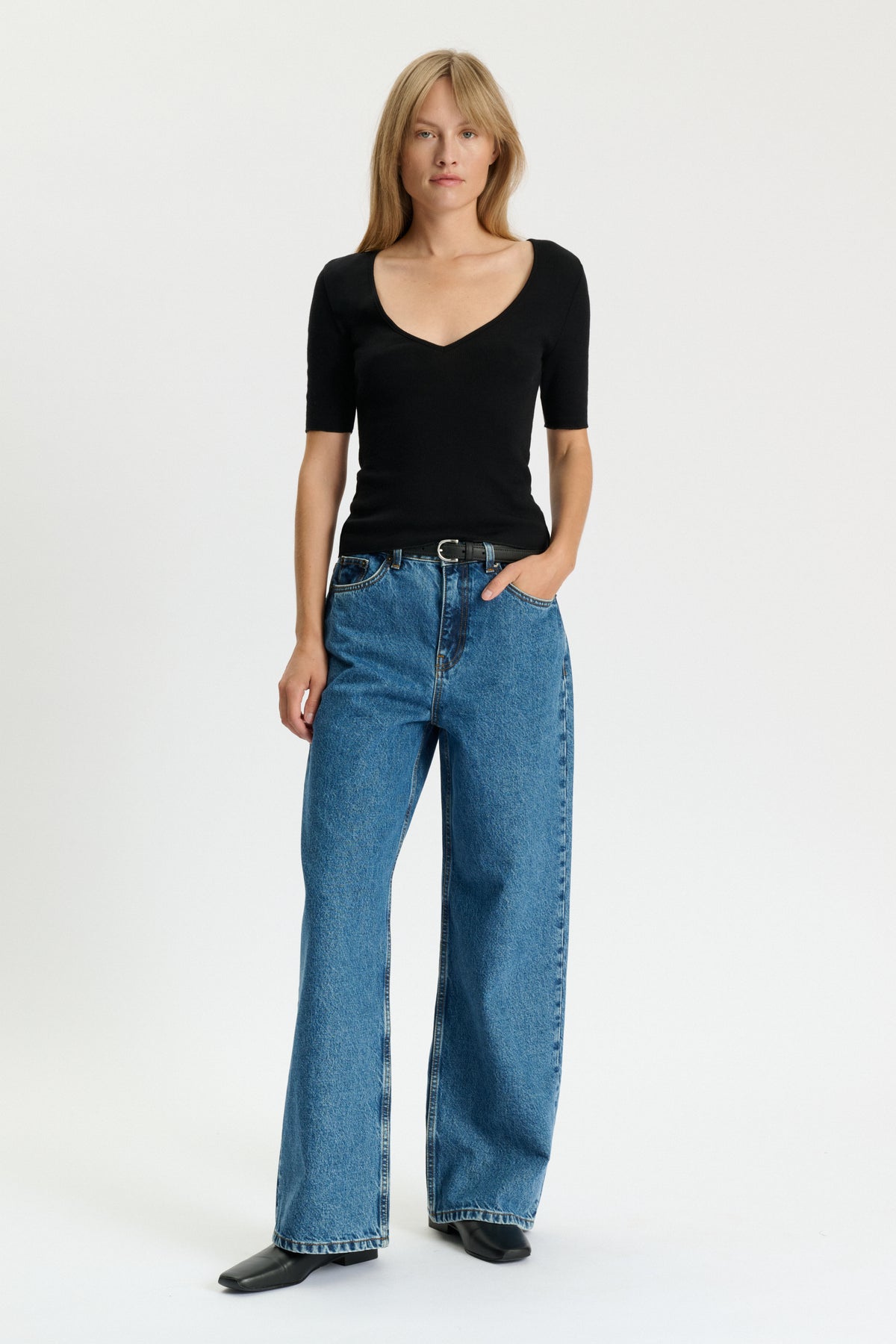Skall Studio Fae v-neck tee Tee Black