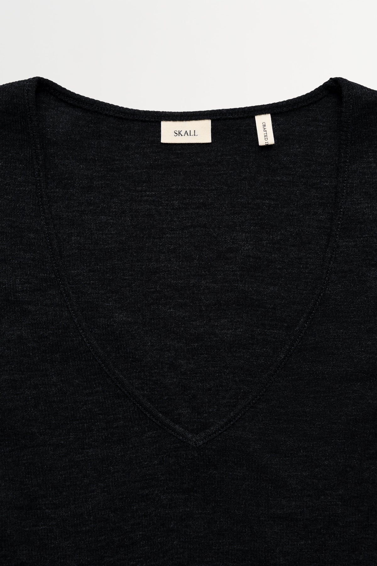 Skall Studio Fae v-neck tee Tee Black