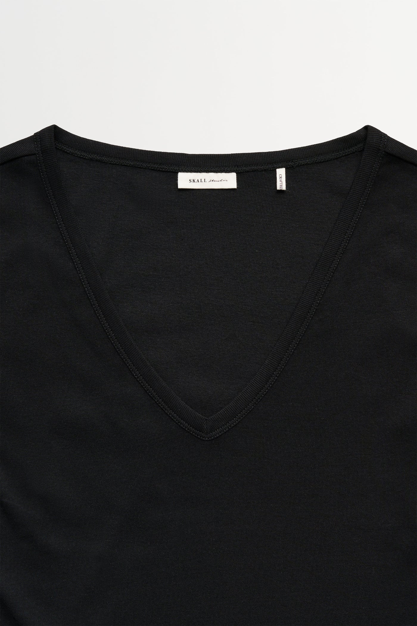 Skall Studio Seventies v-neck tee Tee Black